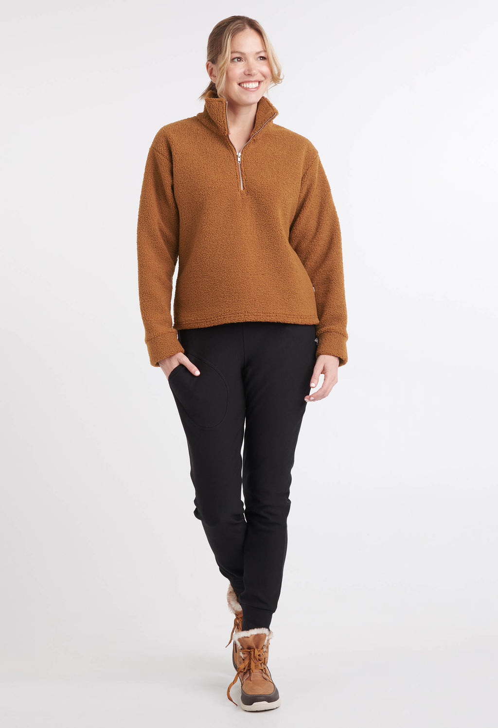 Pantalon Jody PDR noir, porté avec le chandail Brooke rouille. Créations de KSL!