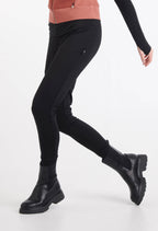 Pantalon Jody PDR noir porté avec la veste Lolia rose et le chandail Kaelie noir. Créations de KSL!