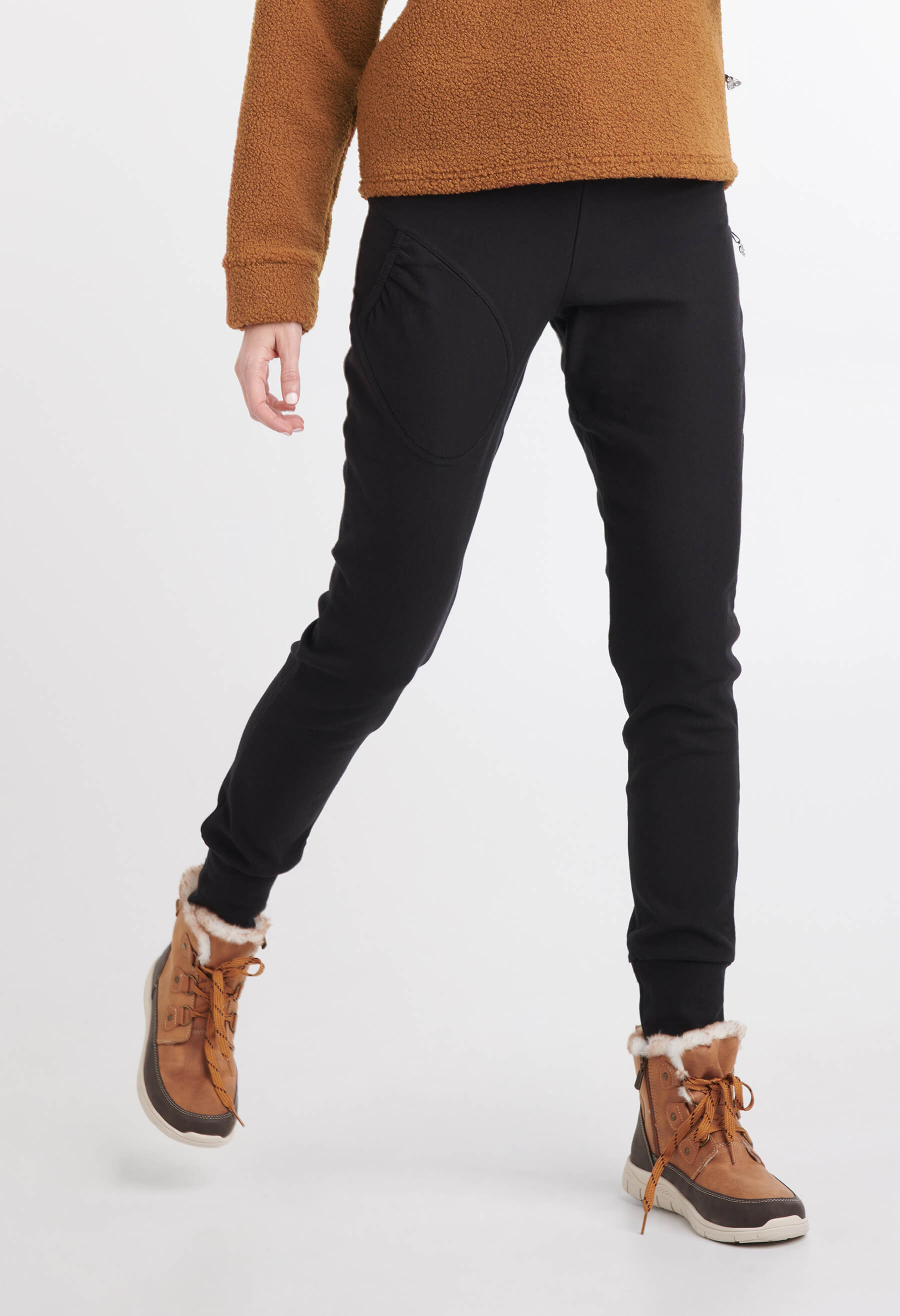 Pantalon Jody PDR noir porté avce le chandail Brooke de rouleur rouille. Créations KSL!