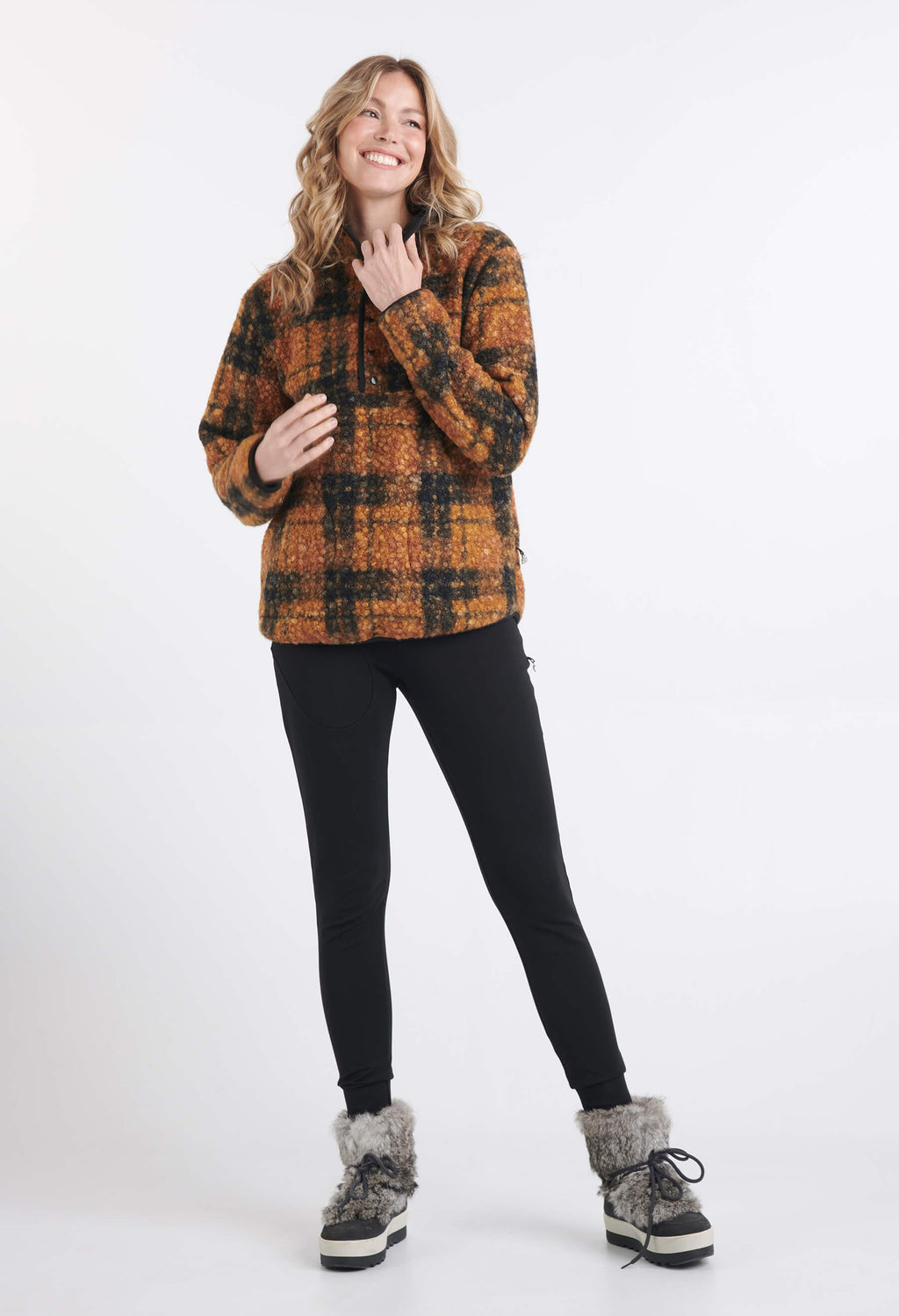 Pantalon Jody PDR noir porté avec le chandail Lina. Créations KSL!