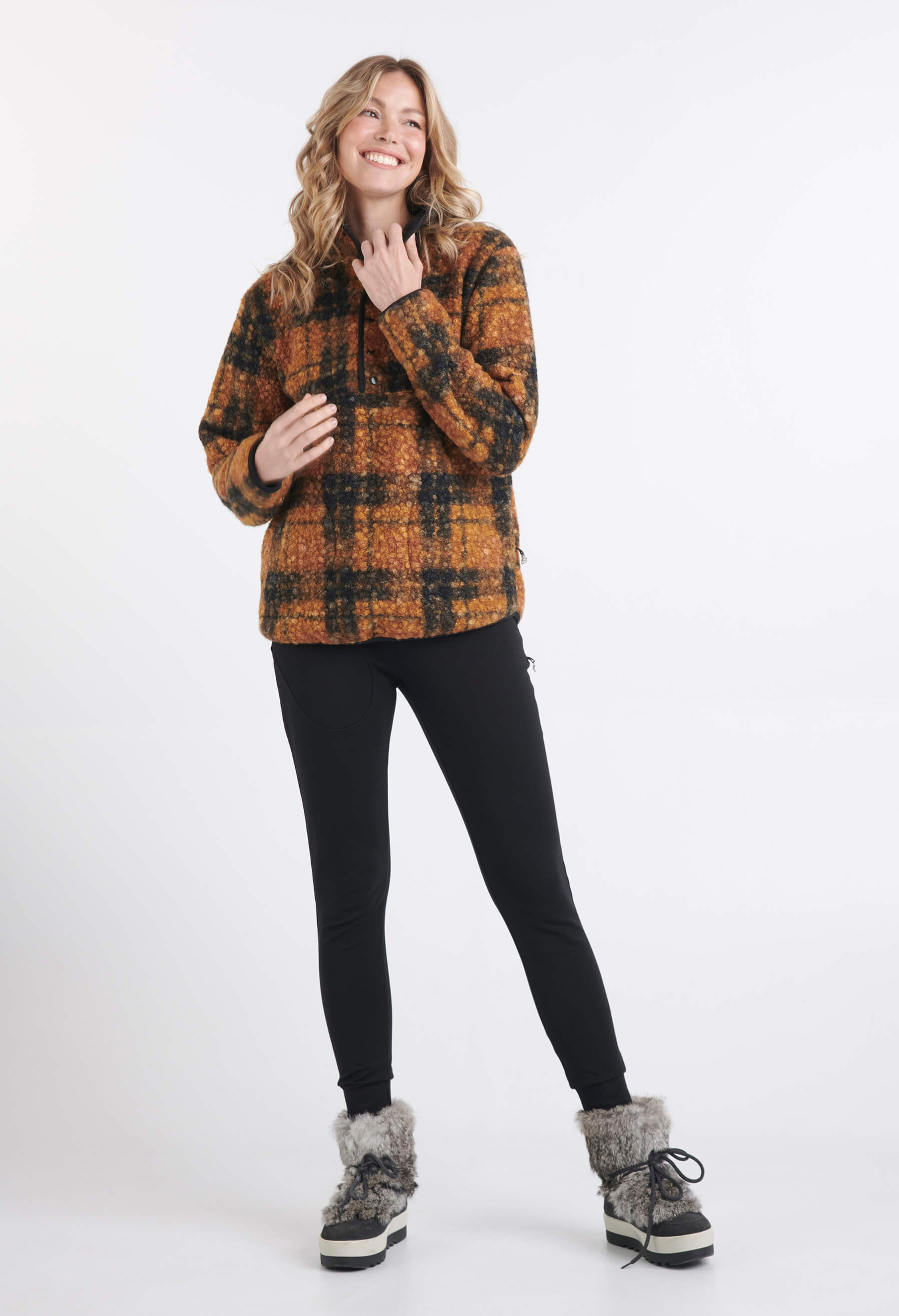 Pantalon Jody PDR noir porté avec le chandail Lina. Créations KSL!