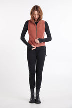  Pantalon Jody PDR noir porté avec la veste Lolia rose et le chandail Kaelie. Créations de KSL!