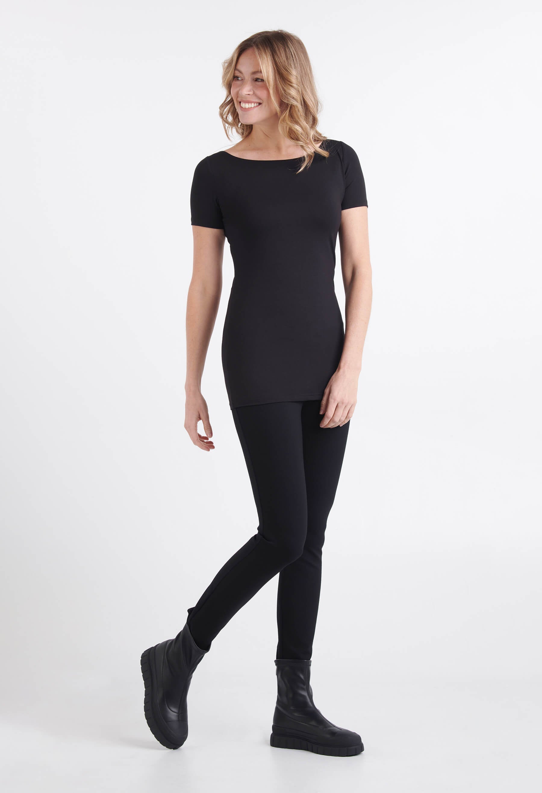 Pantalon Jody PDR noir porté avec le chandail Mekena noir. Créations KSL!