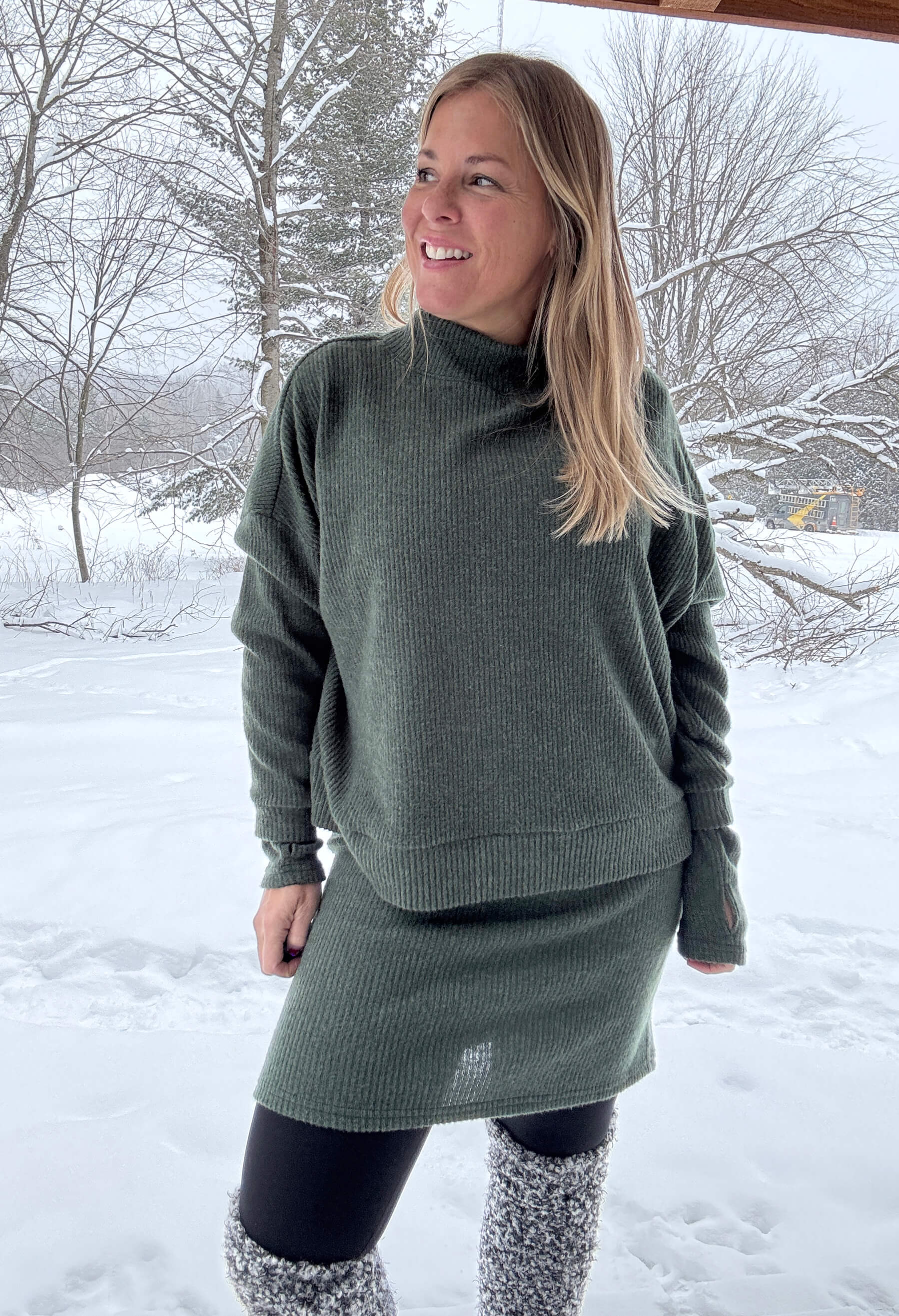 Anne - Robe droite à manches longues et à encolure bateau