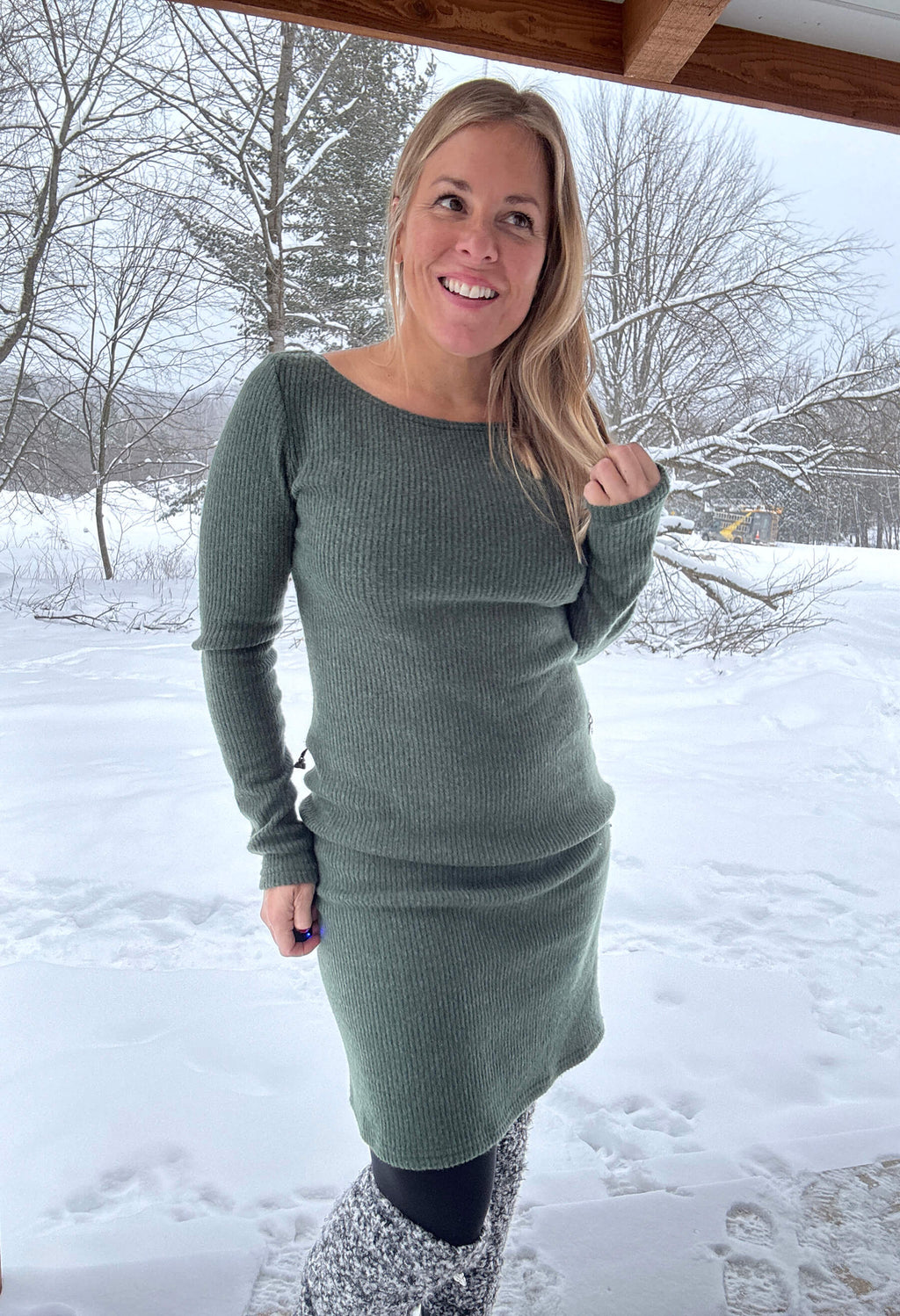 Anne - Robe droite à manches longues et à encolure bateau