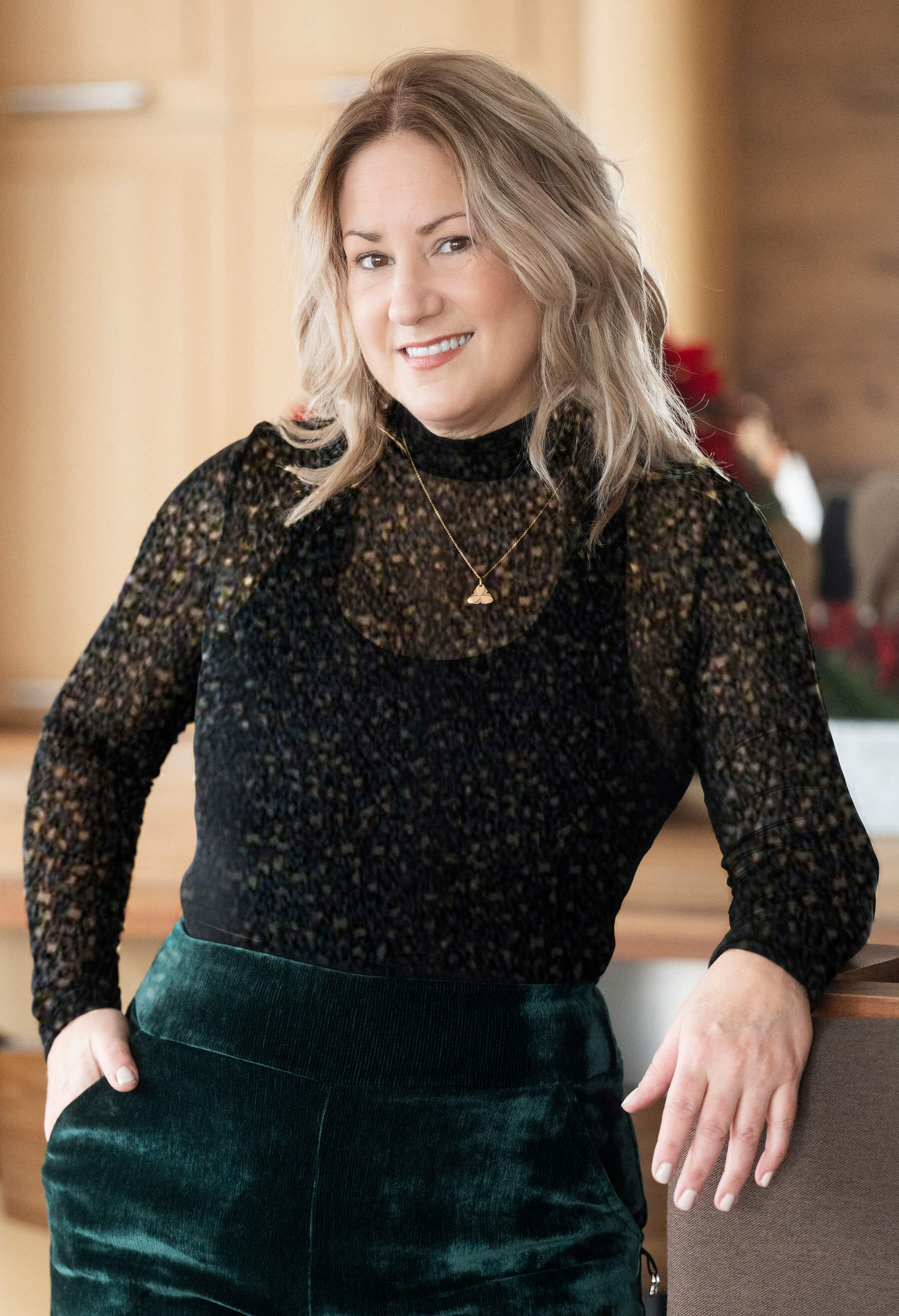 Camille à paillettes : chandail diaphane à manches longues avec col montant