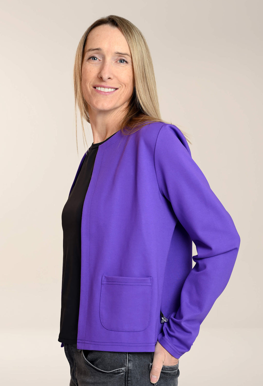 Julia - Short, structured jacket in Ponte de Roma fabric with side pockets 