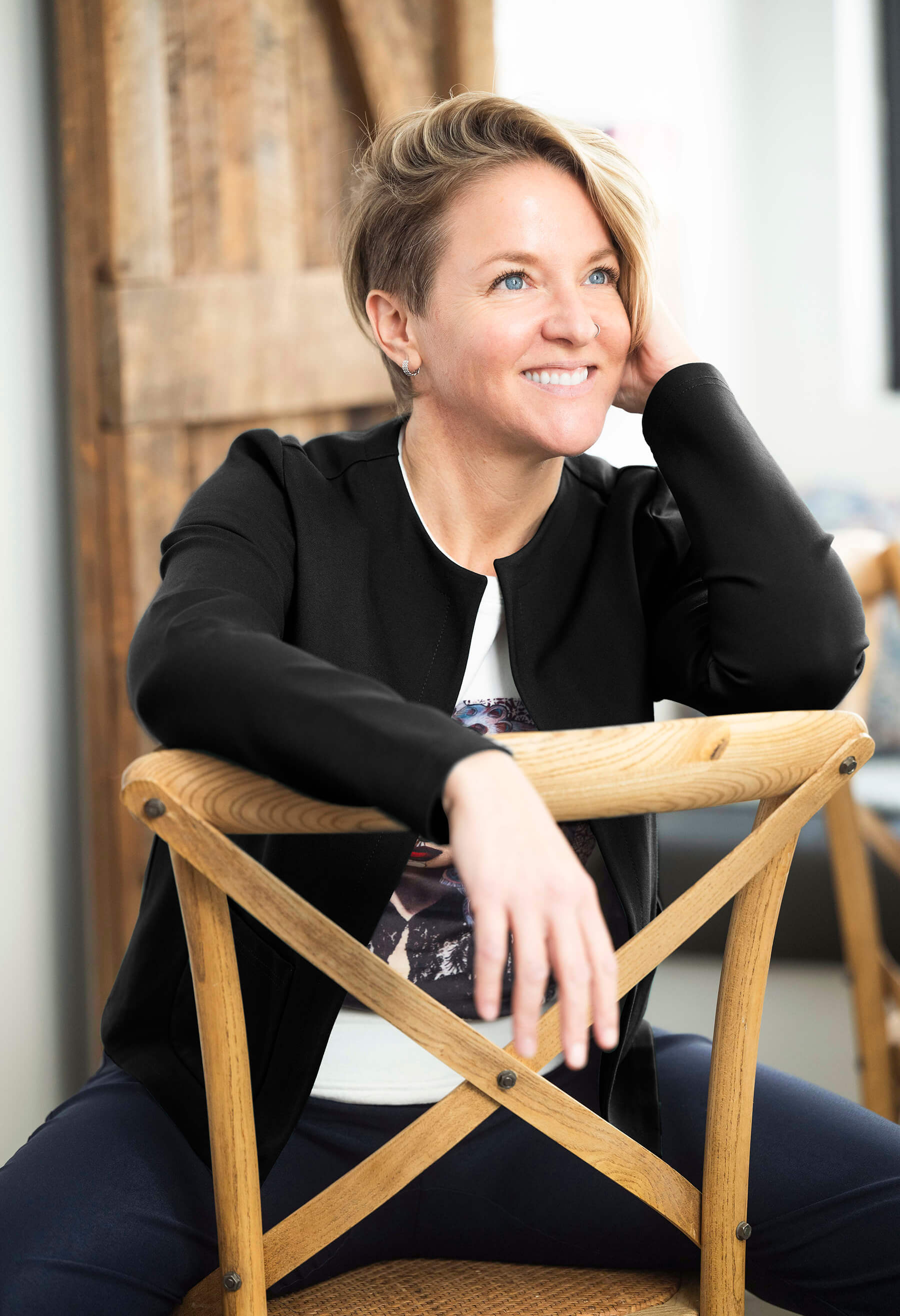 Julia - Veste courte et structurée en Ponte de Roma avec poches latérales