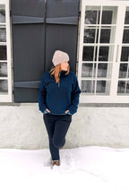 Pantalon Anouk doublé pour l'extérieur noir, porté avec le chandail  Brooke bleu, faits par KSL!